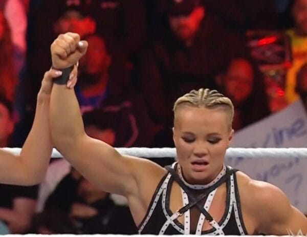 Superluchas - Dos mujeres en un ring de lucha libre con los puños en alto.