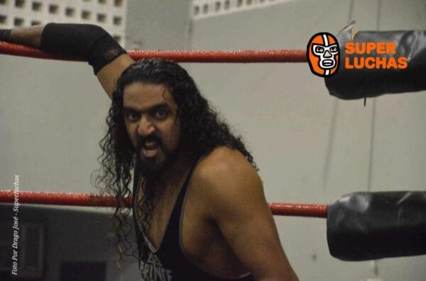 Superluchas - Un luchador con el pelo largo en un ring de lucha libre.