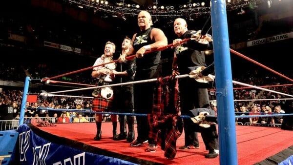 Superluchas - Un grupo de luchadores, incluido CM Punk, parados en un ring.