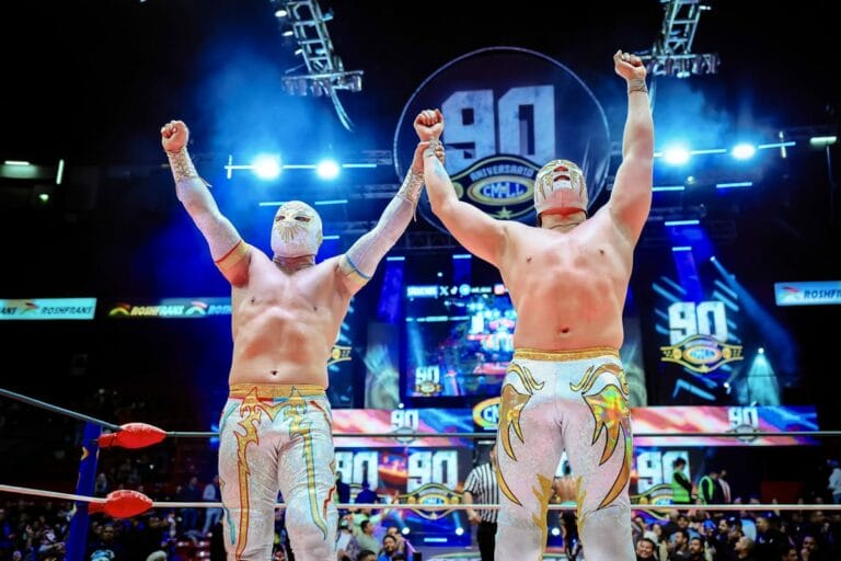 Superluchas - Dos luchadores, Místico y Brillante Jr., con las manos en alto durante el evento Gran Alternativa 2024 organizado por CMLL.