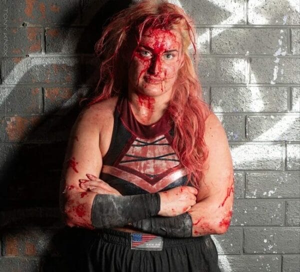 Superluchas - Una mujer de Europa con sangre en el rostro mostrando sus talentos únicos.