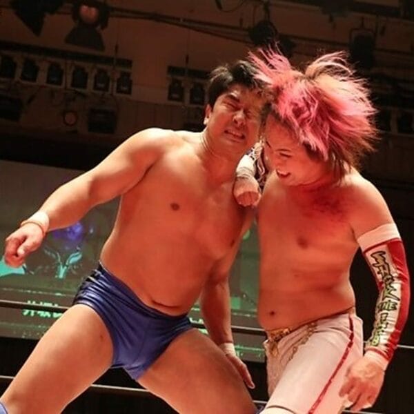 Superluchas - Shinjiro Otani, un hábil luchador, se involucra en una intensa batalla con su oponente dentro del ring de lucha libre durante un vibrante evento de Nochevieja. La multitud aplaude y se deleita