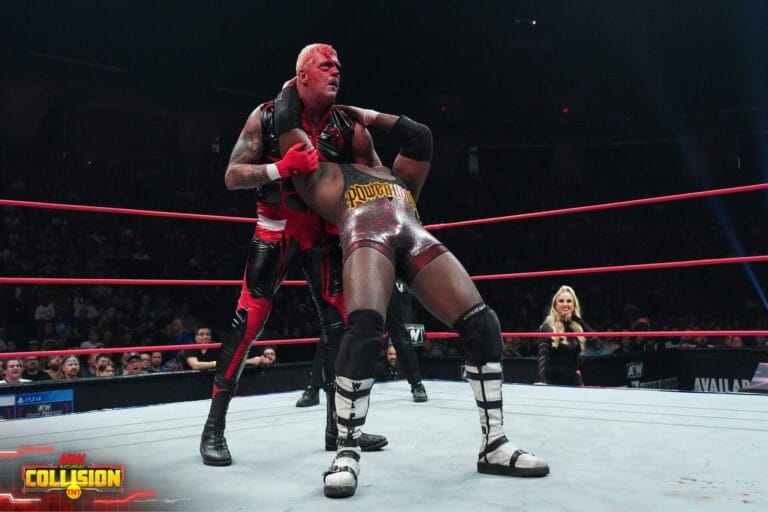 Superluchas - Dos luchadores, incluido Dustin Rhodes, luchan ferozmente por títulos de AEW en un ring de lucha libre.