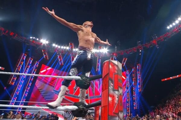 Superluchas - Cody Rhodes, un luchador, está en el aire en un ring de lucha libre.