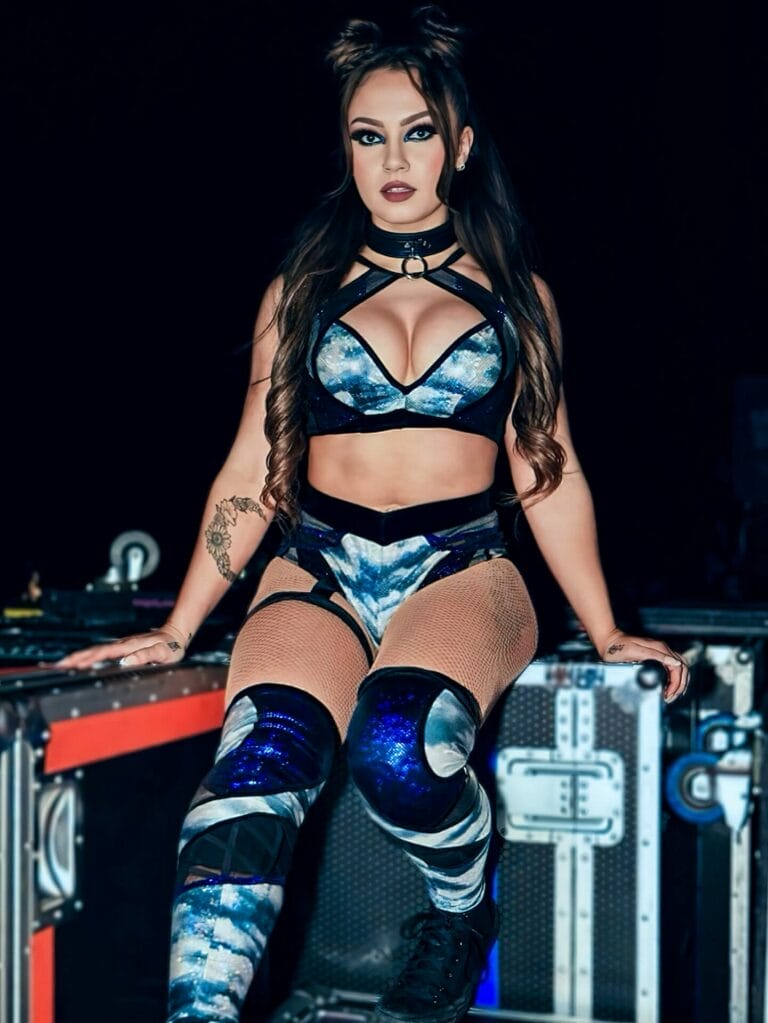 Superluchas - El deseo de Skye Blue de participar en combates de lucha extrema la llevó a convertirse en una mujer con prenda que compite en combates repletos de estrellas llamados "luchas estelares".