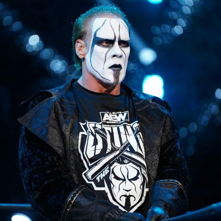 Superluchas - Sting, un luchador con pintura blanca en la cara, domina el ring en la final de lucha, haciendo equipo con parejas carismáticas.