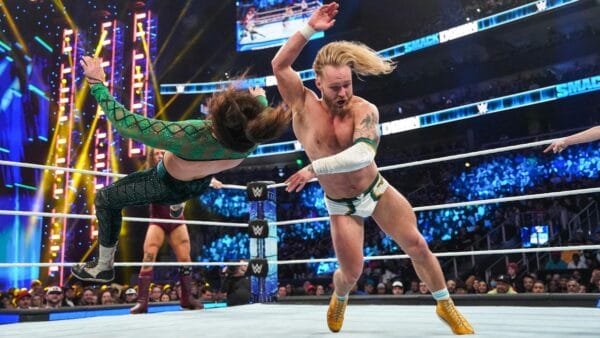 Superluchas - Tyler Bate y otro luchador se enfrentan en SmackDown.
