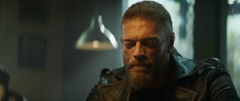 Superluchas - Adam Copeland, con barba y chaqueta de cuero.