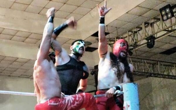 Superluchas - Un grupo de luchadores tapatíos con las manos en alto.