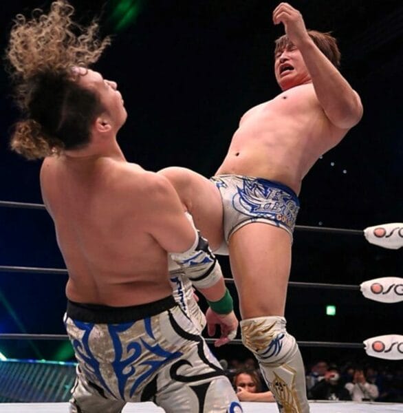 Superluchas - Kota Ibushi y Naomichi Marufuji, dos luchadores consumados conocidos por sus estilos contundentes y de alto vuelo, se involucran en una intensa batalla dentro de los límites de la lucha libre.