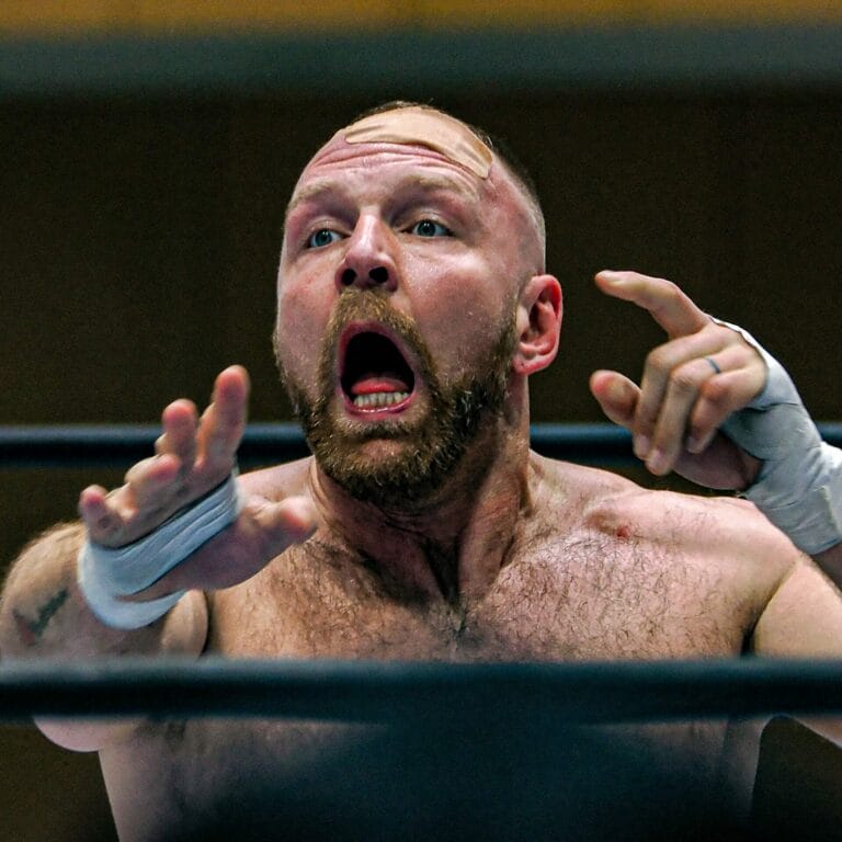 Superluchas - Jon Moxley en un ring de lucha libre, con la boca abierta en epifanía.