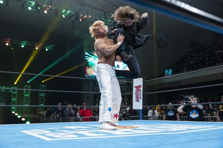 Superluchas - Ataque y Shota Umino se involucran en una feroz contienda, luchando dentro del ring de lucha libre.