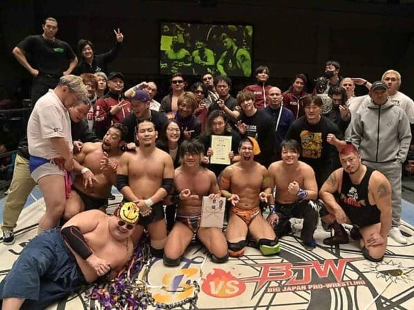 Superluchas - Un grupo de luchadores de El torneo de Noche Vieja posando para una foto.