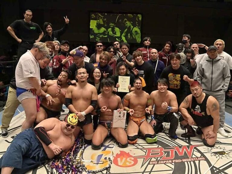 Superluchas - Un grupo de luchadores de El torneo de Noche Vieja posando para una foto.