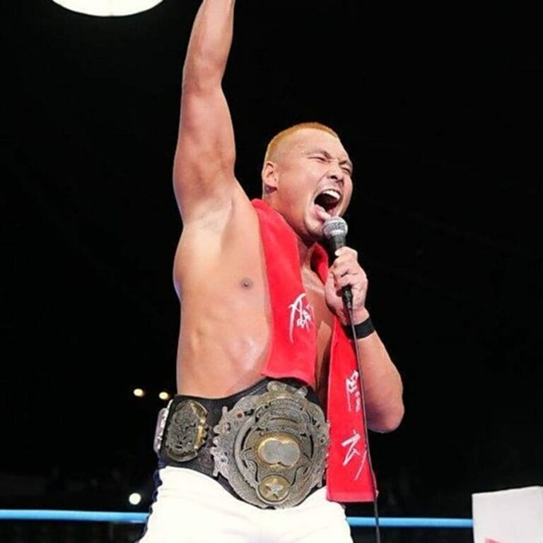 Superluchas - Katsuhiko Nakajima, un luchador de AJPW, sostiene con confianza un micrófono en el ring de lucha libre en Mania X 2023.