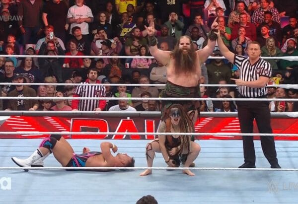 Superluchas - Chad Gable, un luchador de la WWE, lucha en el ring con un árbitro.