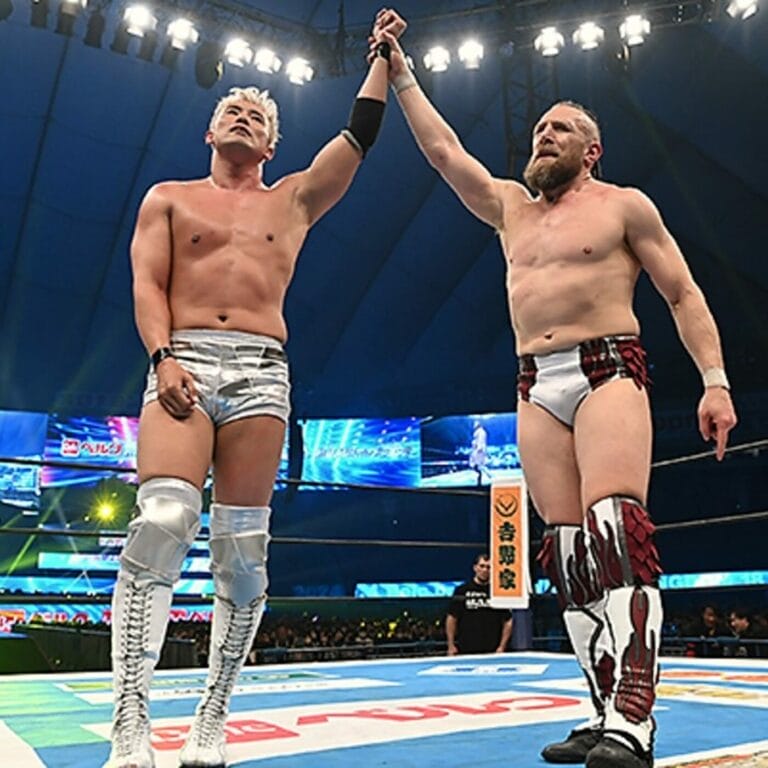 Superluchas - Bryan Danielson y Kazuchika Okada, dos luchadores de NJPW, de pie en un ring de lucha libre.