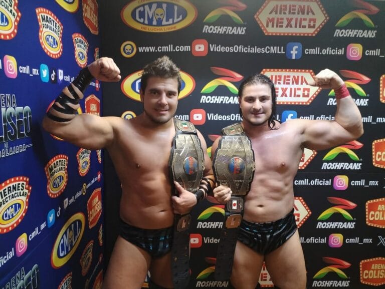 Superluchas - Los Hermanos Chávez posando para una foto con sus cinturones del Campeonato Mundial de Parejas CMLL.