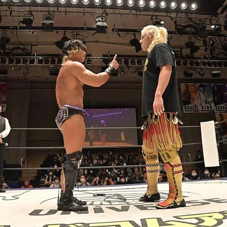 Superluchas - Dos finalistas de DDT uno al lado del otro en un ring de lucha libre durante el Gran Premio D-Ou 2023.