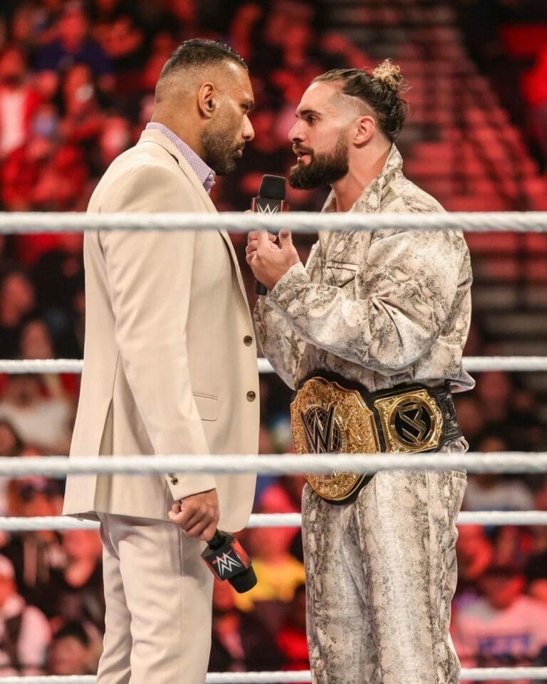 Superluchas - Jinder Mahal, un luchador profesional conocido por su impresionante físico y su fuerte presencia en el ring, se encuentra junto a otro luchador del Universo WWE. El ambiente se llena de respeto.