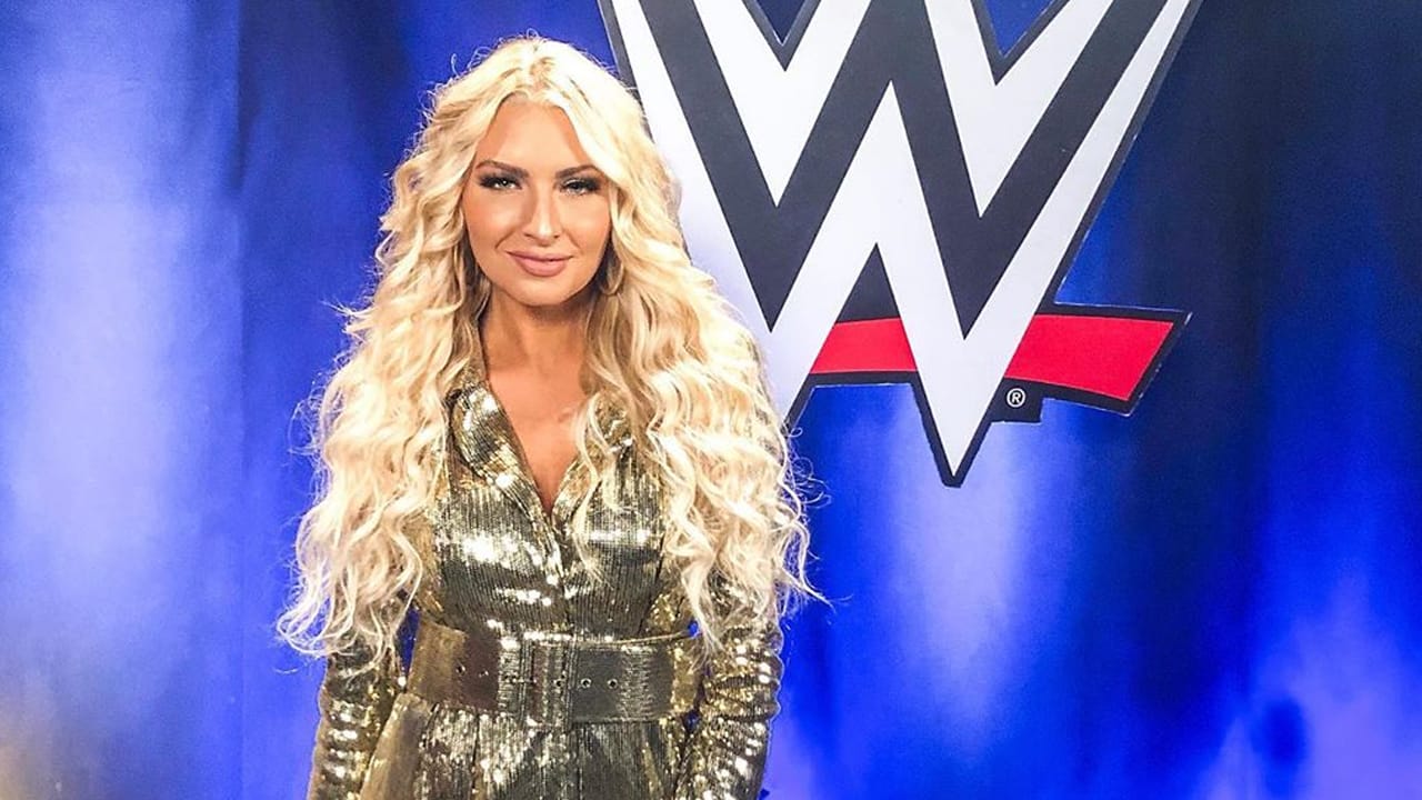 Superluchas - McKenzie Mitchell, entrevistadora de la WWE, sentada en un taburete frente a una cámara.