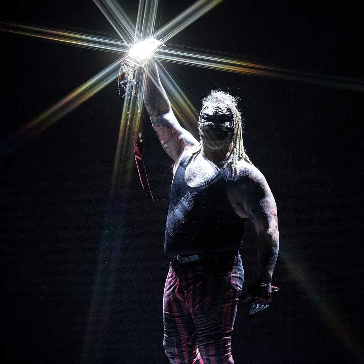 Superluchas - Bray Wyatt, un luchador de la WWE, sostiene de manera cautivadora una luz fascinante en el escenario durante la presentación de su proyecto.