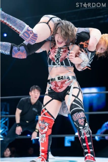 Superluchas - Syuri y Mayu Iwatani de Stardom, dos luchadoras en un ring de lucha libre.
