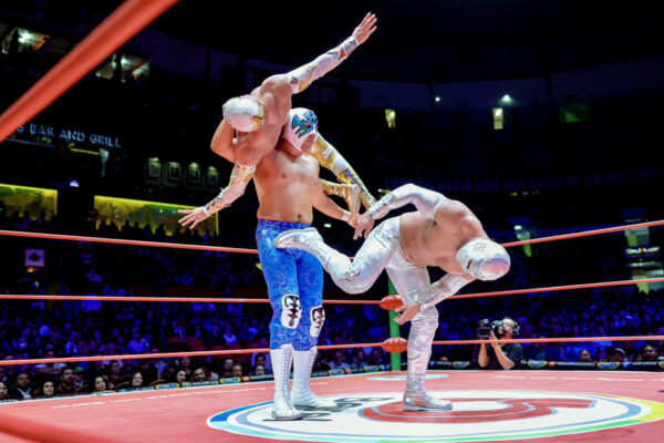 Máscara Dorada clasifica a la final por el Campeonato Universal CMLL