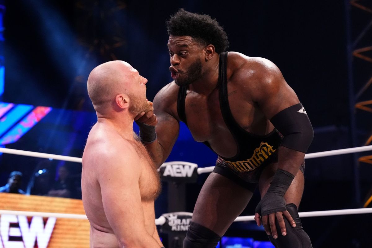 Jon Moxley y Powerhouse Hobbs en AEW Dynamite 24-04-2024 - AEW