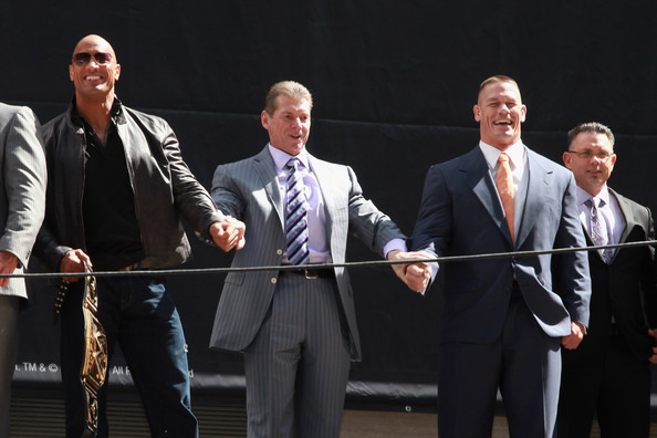 The Rock, Vince McMahon y John Cena, junto a Michael Cole - WWE