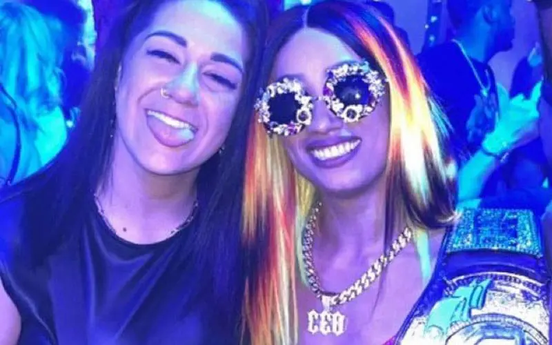 Bayley y Mercedes Moné en la fiesta de Mercedes Moné por ganar el Campeonato Femenil TBS de AEW