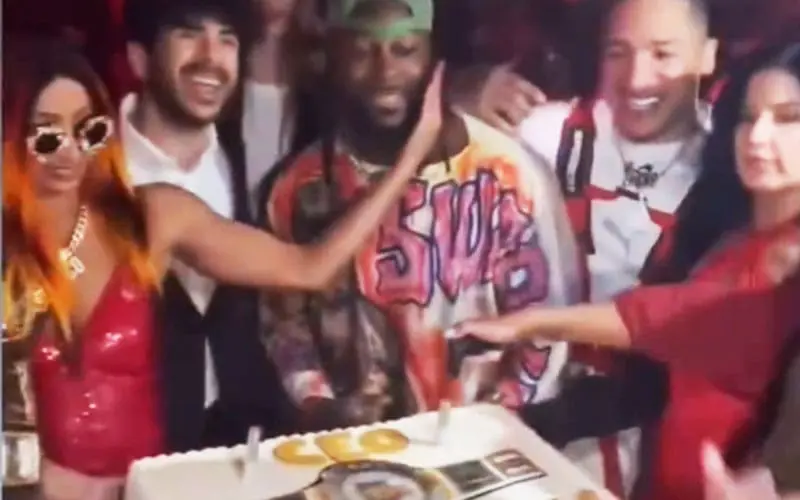 Mercedes Moné, Tony Khan y Swerve Strickland en la fiesta de Mercedes Moné por ganar el Campeonato Femenil TBS de AEW