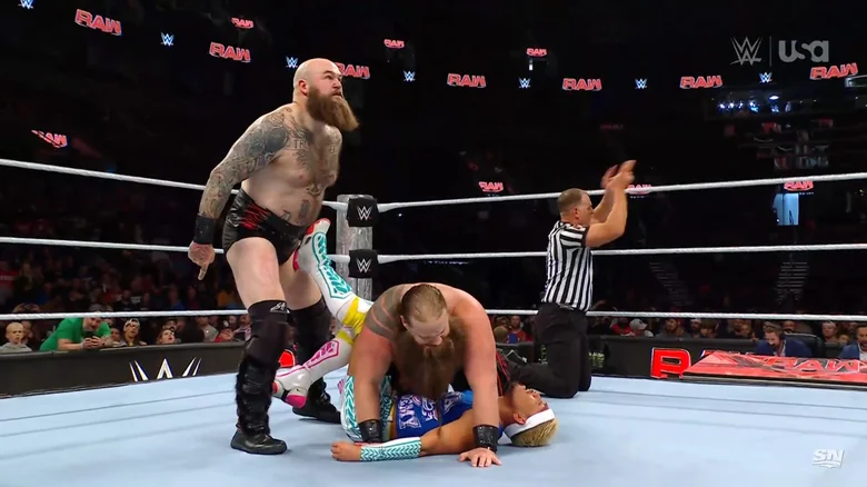 The War Raiders venció a Alpha Academy en WWE Raw (14.10.2024)