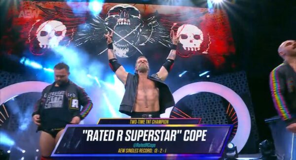Adam Copeland ahora es conocido como Rated R Superstar Cope en AEW Dynamite (01 de enero de 2025) - AEW