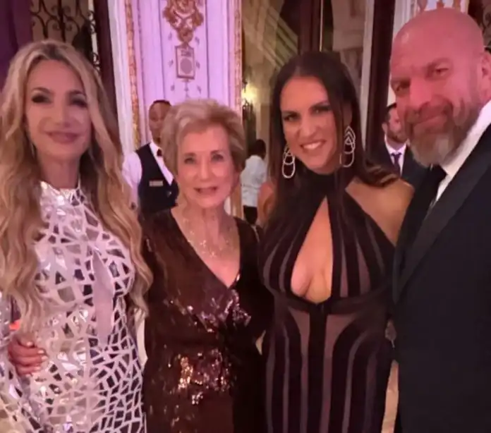 Linda McMahon, Stephanie McMahon y Triple H en la Fiesta de Fin de Año 2024 de Donald Trump en Mar-A-Lago