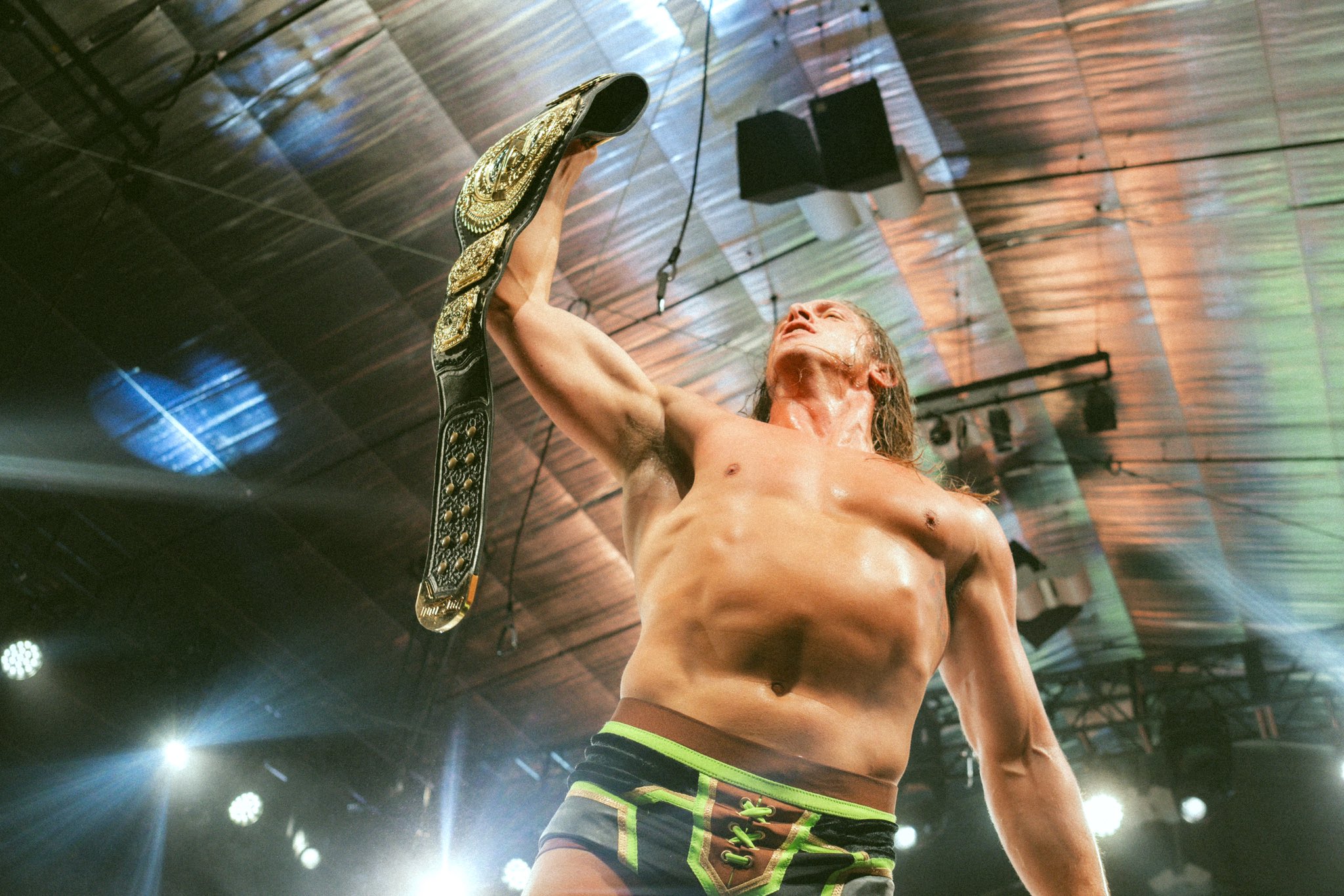 Matt Riddle al ganar el Campeonato Mundial de Peso Completo MLW en KIngs Of Colosseum 2025 - MLW