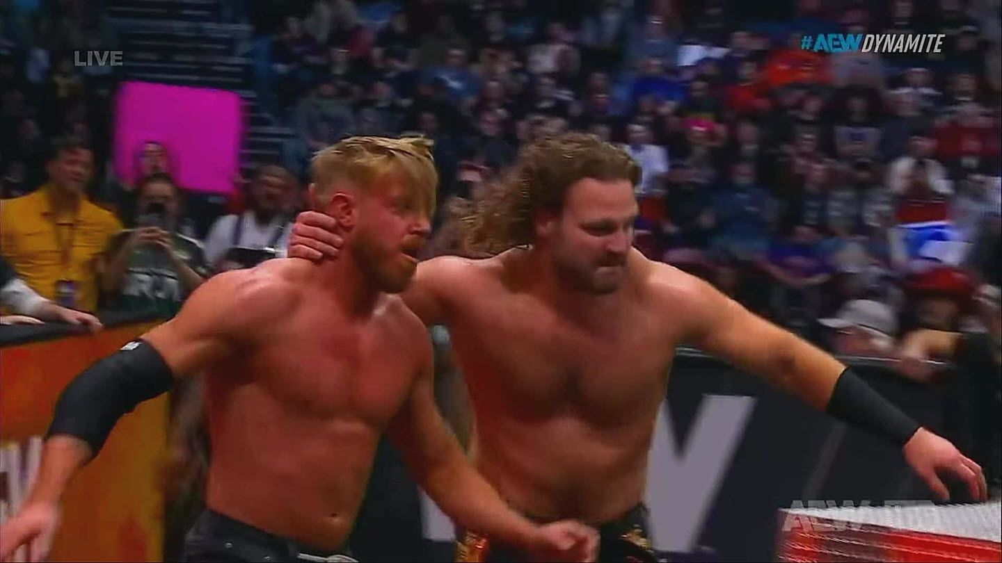 Orange Cassidy atacado por Hangman Adam Page en AEW Dynamite (01 de enero de 2025) - AEW