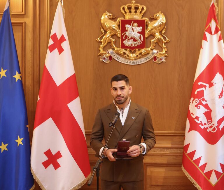 Ilia Topuria en el Palacio Orbeliani de Georgia.