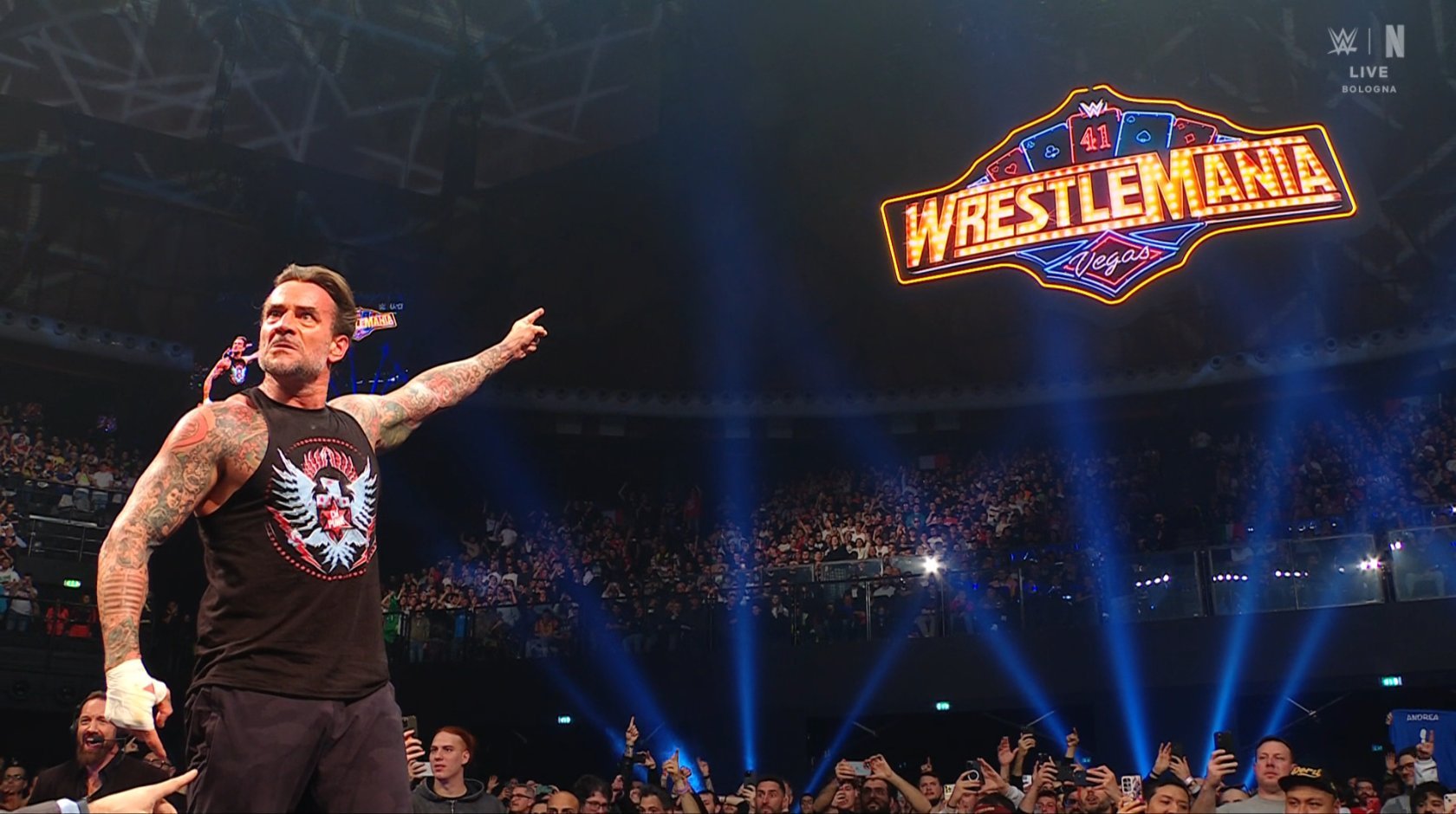 CM Punk señala el logo de WrestleMania 41 en WWE SmackDown (21 de marzo de 2025) - WWE 2