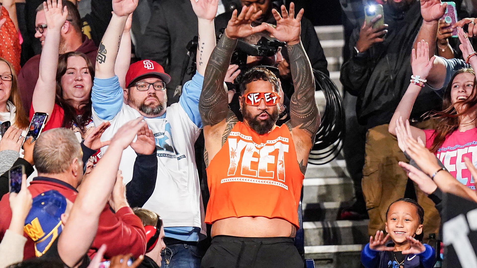 Jey Uso con sus fans en WWE Raw (17 de febrero de 2025) - WWE