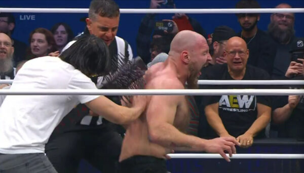 Jon Moxley con Spike, una madera con alambre de púas de Adam Copeland (Cope), pegada en su espalda (19 de marzo de 2025) - AEW