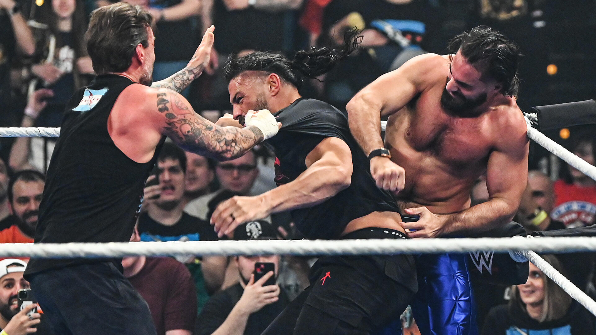 Seth Rollins, CM Punk y Roman Reigns se golpean en WWE SmackDown (21 de marzo de 2025) - WWE 2