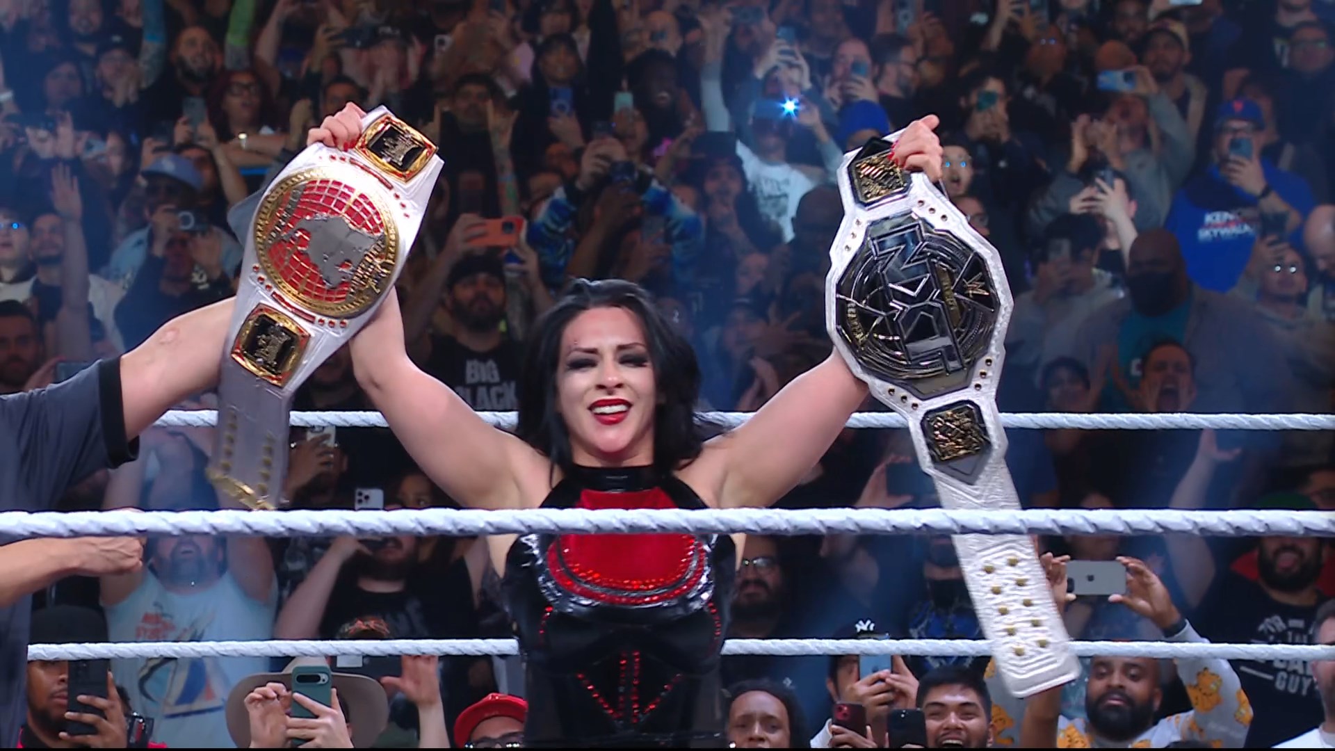 Stephanie Vaquer, nueva Campeona NXT al vencer a Giulia y retuvo el Campeonato Norteamericano Femenil NXT en NXT Roadblock 2025 (11 de marzo de 2025) - WWE