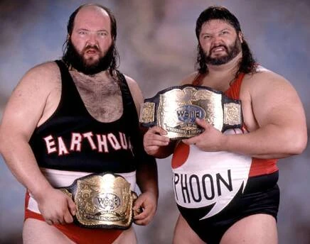 The Natural Disasters (Typhoon (Fred Ottman) y Earthquake (John Tenta)) con el Campeonato Mundial de Parejas WWF - WWE©