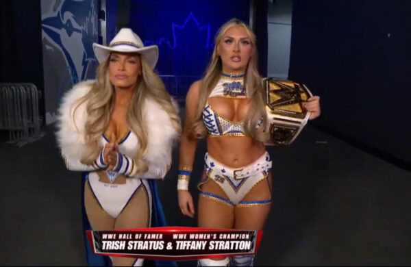 Trish Stratus y la Campeona WWE, Tiffany Stratton, en el evento premium WWE Elimination Chamber 2025 (01.03.2025)
