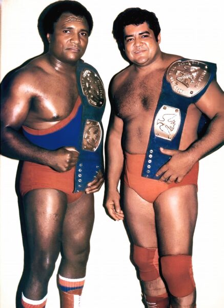 Carlos Colón y Pedro Morales como Campeones de Parejas WWC en 1983