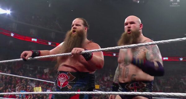 Erik e Ivar, The War Raiders, en WWE Raw (28 de abril de 2025) - WWE