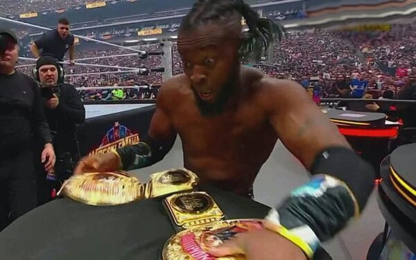 Kofi Kingston con los Campeonatos Mundiales de Parejas WWE en WrestleMania 41 (19 de abril de 2025) - WWE