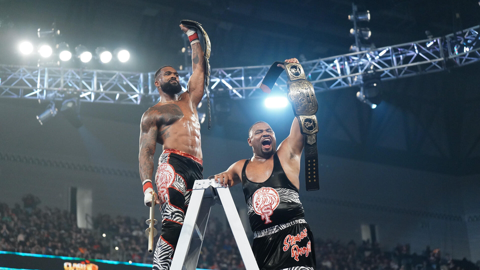 Montez Ford y Angelo Dawkins, The Street Profits, como Campeones de Parejas WWE en WWE SmackDown del 25 de abril de 2025