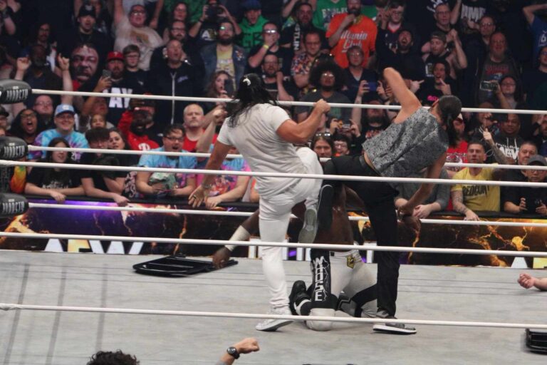 The Young Bucks (Matt Jackson y Nick Jackson) atacan a Swerve Strickland en AEW Dynasty 2025 (06 de abril de 2025) - AEW - SÚPER LUCHAS - Foto: José Luis Rodríguez Kato Kungfú